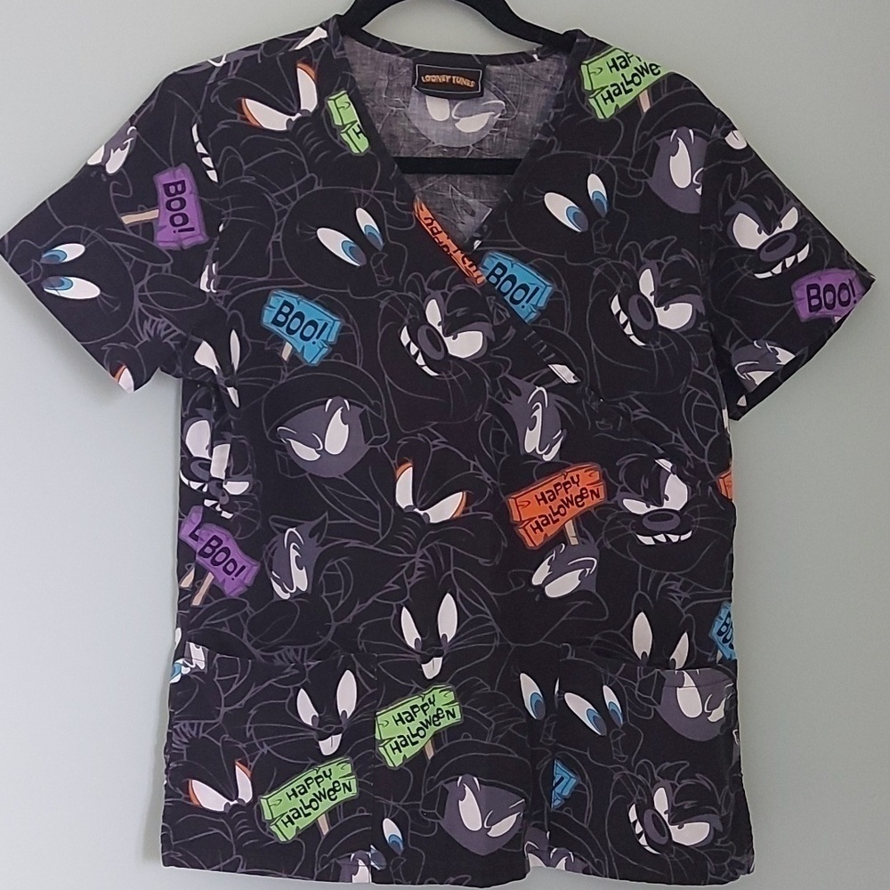 LOONEY tunes scrub top size small. Halloween